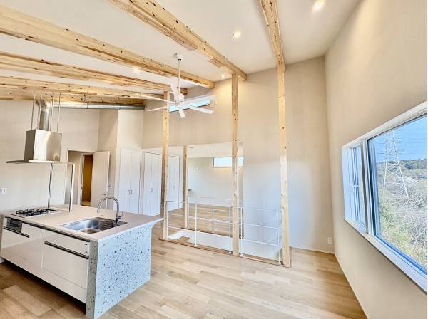 天井も高くて、窓も大きく、部屋が明るくて嬉しいですね！