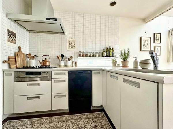 こだわりの対面式L型キッチン、小物等と植栽はCGで作成したイメージです