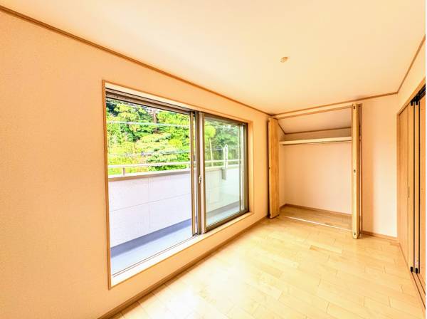 バルコニーとつながる日当たりの良い洋室