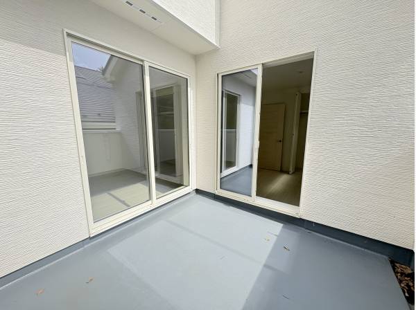 二部屋から出入り可能なバルコニー