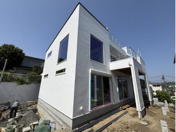 約６０坪のゆとりある敷地に建つ家は、堂々と見栄えします
