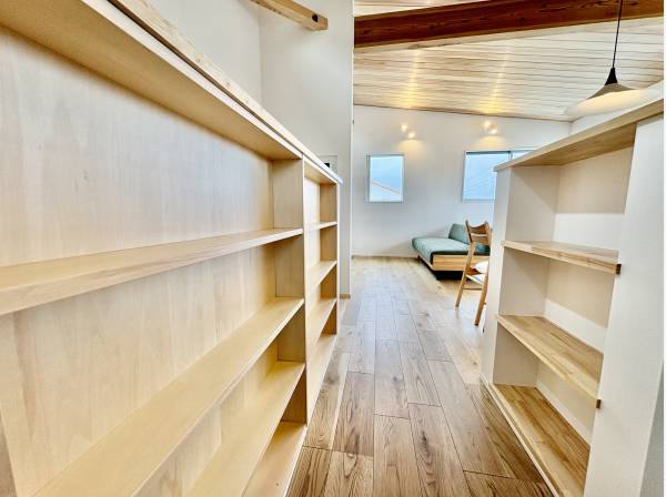 廊下には本屋小物などを置けるスペースが沢山あります！