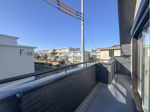 バルコニーを2ヵ所に完備し風の抜けが心地よい