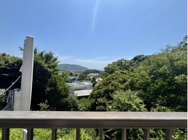ベランダからは気持ちの良い眺望が堪能できます。