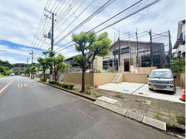 前面道路も広く、駐車も楽々ですね！
