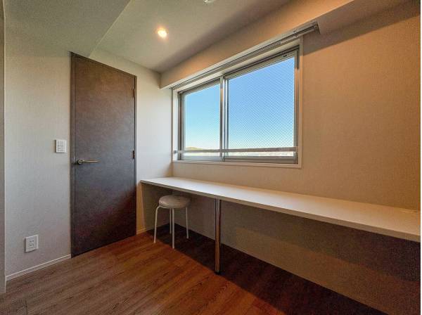 書斎コーナーの横には納戸を完備しています