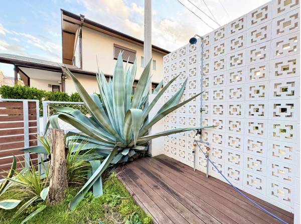 湘南のお住まいらしい屋外シャワー