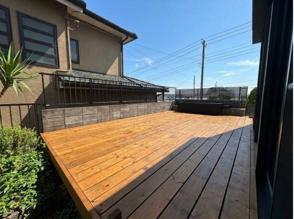 広々としたウッドデッキ