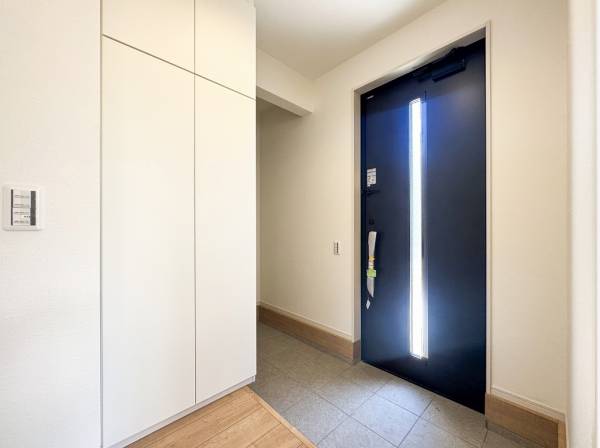 高さのある収納と土間を活用することでスッキリとした玄関を保てるでしょう