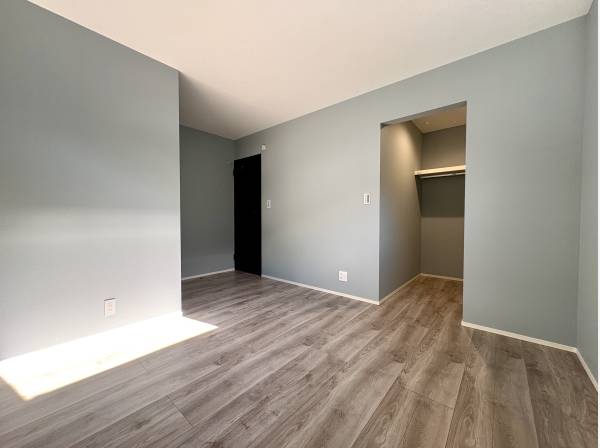 奥行きあるWICが心地よい余白をつくり暮らしをすっきり整える居室
