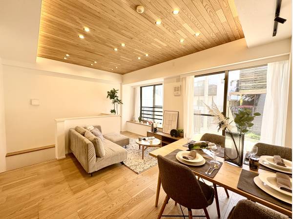 木目調の天井が心地よいLDK。家族団らんの贅沢空間。