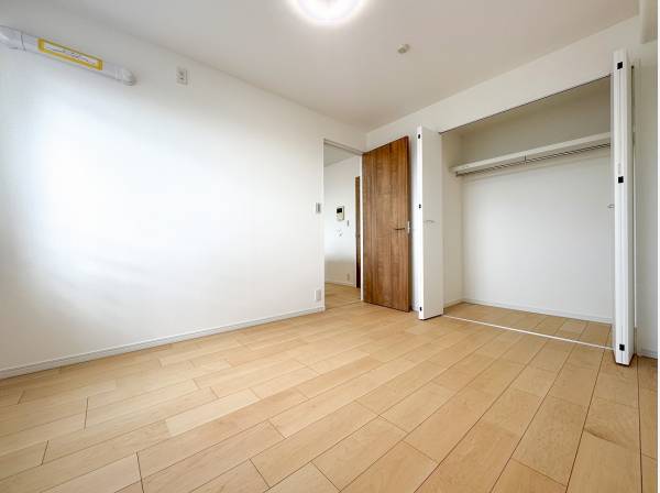 広いクローゼットが完備されておりインテリア選びも愉しめそう