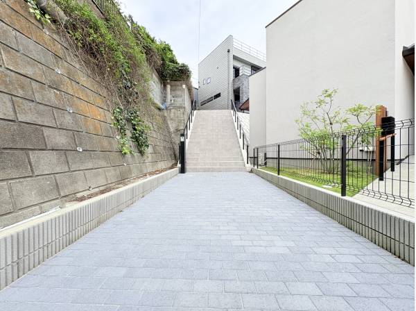 インターロッキングブロックが丁寧に敷き詰められたラグジュアリーなアプローチ
