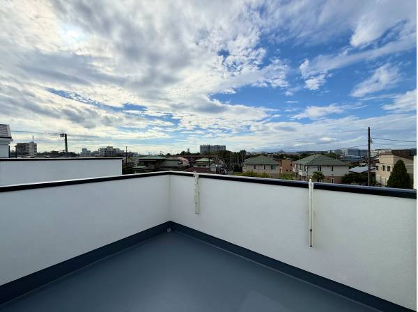 隣地が駐車場のため、とても開放感があります！