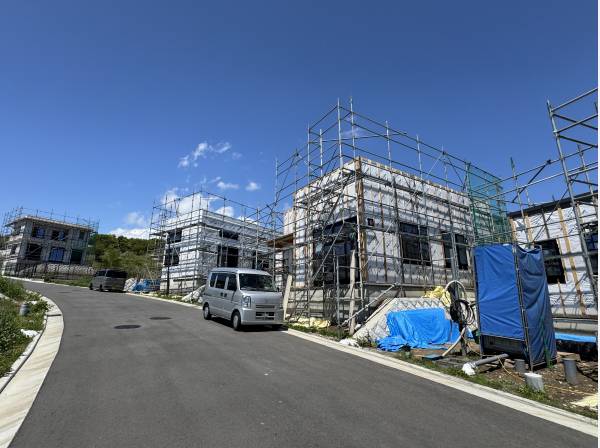 西側の道路も広く車も安心