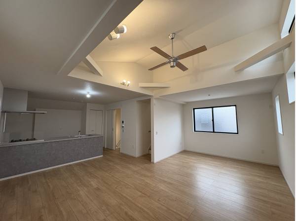 リビングは吹き抜けになっており開放感が有ります！