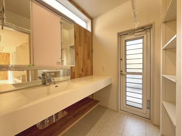 掃除し易さも考慮された洗面室。勝手口、天井にはホスローが。