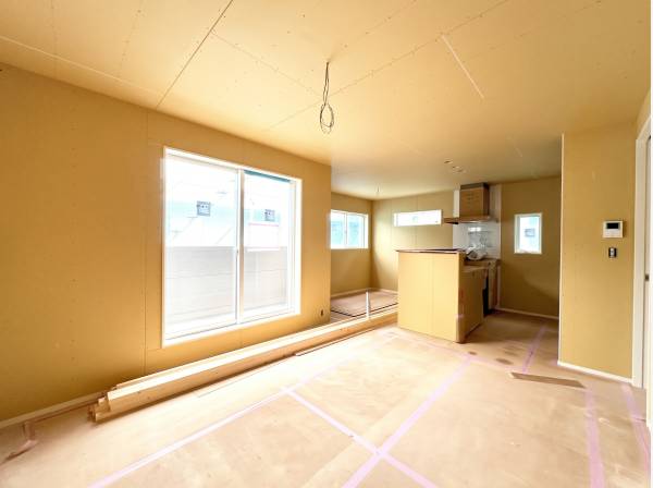対面キッチンからお部屋全体が見渡せる解放感あるリビング設計