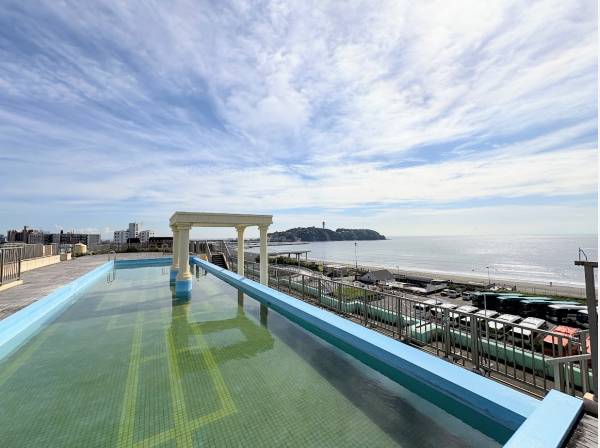 マンション屋上にはプールもついています