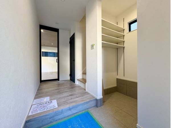 玄関ホールは土間収納が備わる広々空間となります