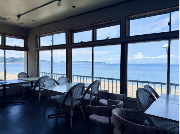 海を見渡しながら食事を楽しめる♪