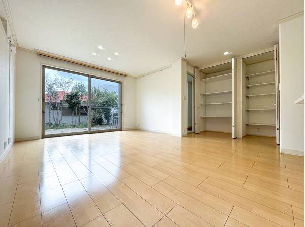 大容量のクローゼットが備わった南向きLDK