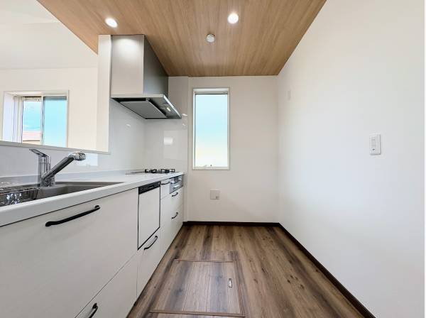 部屋全体を見渡せる対面キッチン