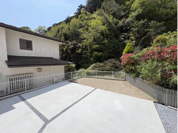 駐車場も広くて車も3台停めることができます。