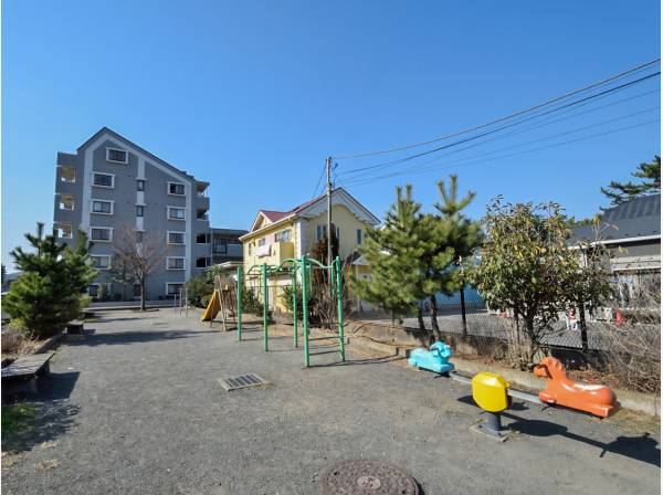 マンションに隣接した南湖東公園