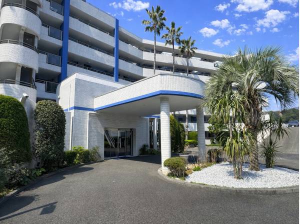 ヤシの木が映えるリゾートマンション。セカンドハウスにもおすすめ！