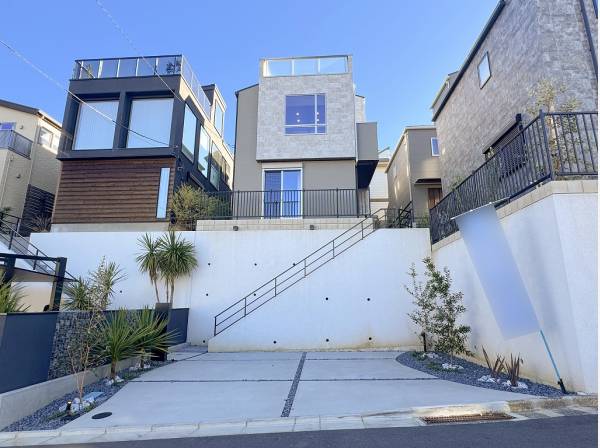 道路と建物高低差がありプライバシーの守られ暮らしが叶うでしょう