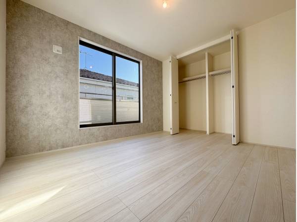 バルコニーが寄り添う主寝室は大きなベッドも置けそうな広さ