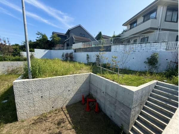 ひな壇造成で陽当たり・風通し良好！しっかりとした擁壁で安心の敷地です