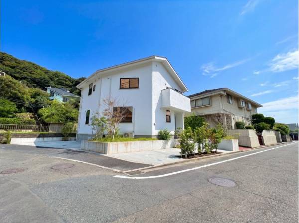 閑静な住宅地に馴染む落ち着いた色合いの外観