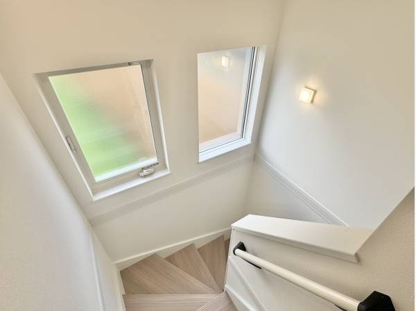 光が差し込む開放的な階段室