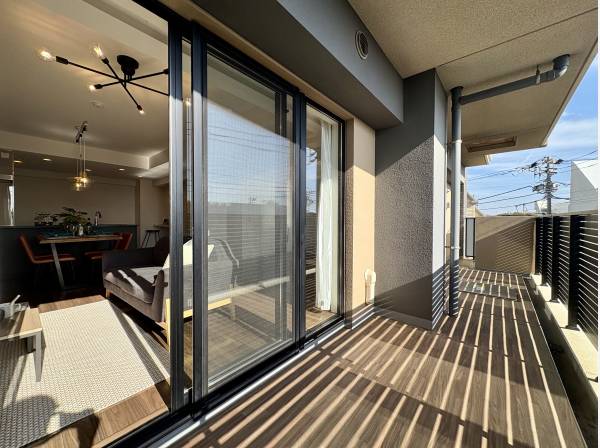 ワイドバルコニーです。優しい陽が降り注ぎます。