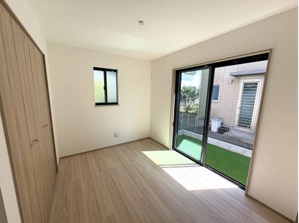 人工芝の庭へダイレクトにアクセス！日差しが差し込む多目的な洋室