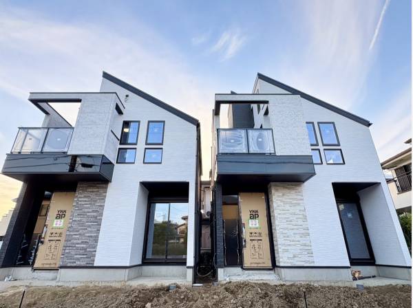 モダンテイストの可愛い外観です♪右側の物件のご紹介！