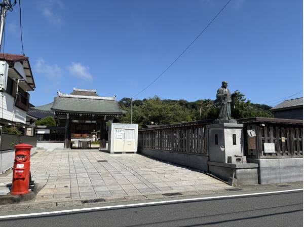 家の前はお寺です。