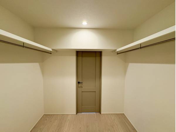 ウォークインクローゼットは広々としております！