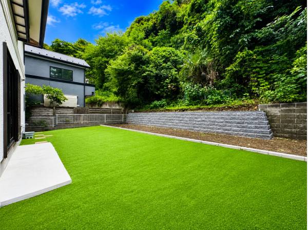 色濃い緑を借景にした広々ガーデン。家族時間が豊かに広がります。