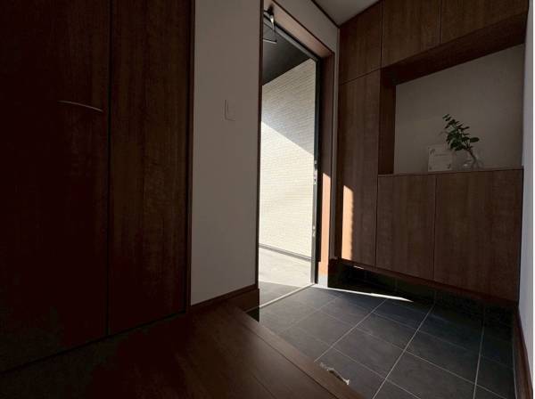 エントランスには収納スペースが豊富にございます！