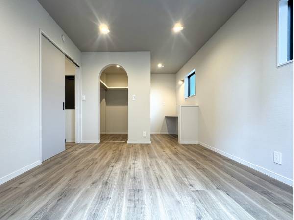 WICを完備した主寝室の一画にはワークスペースも