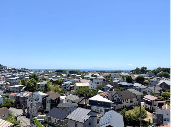 海と山を眺めるパノラマビュー、最上階ならではの開放的な眺望