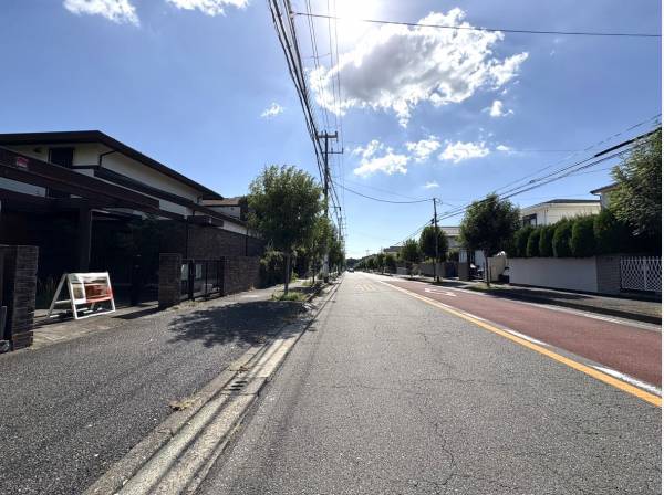 綺麗に整備された前面道路