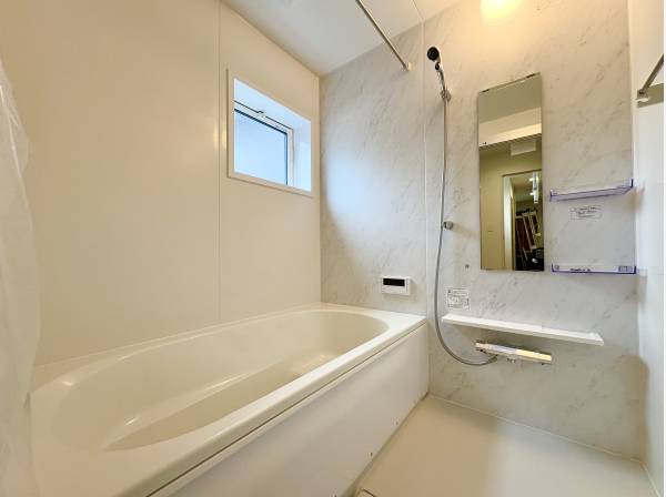 換気に嬉しい小窓付きのバスルーム