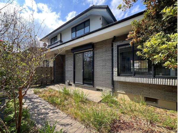 広いアプローチはお庭のような活用も出来そうです