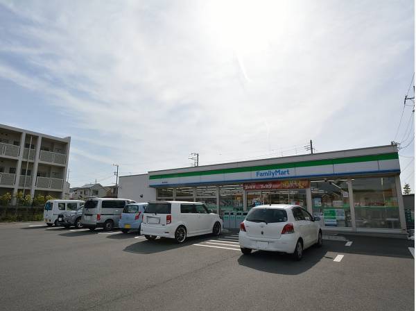 ファミリーマート藤沢稲荷店まで徒歩5分（約400ｍ）