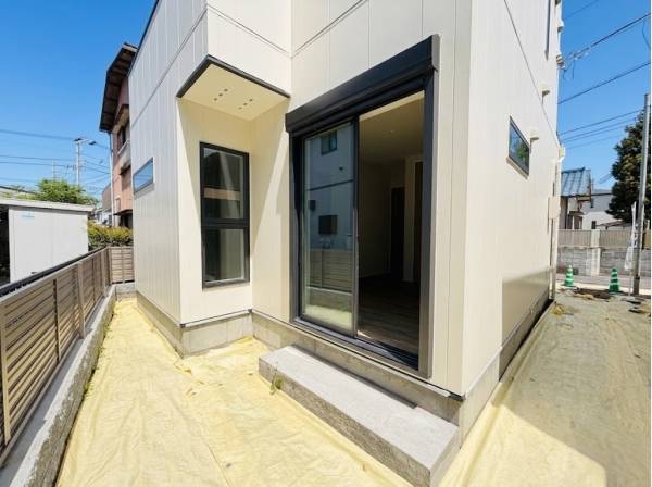 洋室からはお庭スペースへ出れます