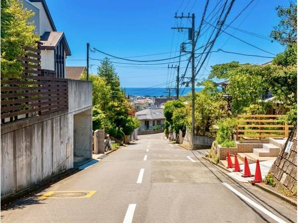 前面道路からもこのオーシャンビュー